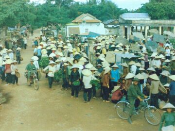 bo suu tap anh mau ve quang ngai nhung nam 1970 1971 quang ngai 1971 market day at my lai photo by vnvetlester phin ch ti m lai 23648384149 o 1024x643 1