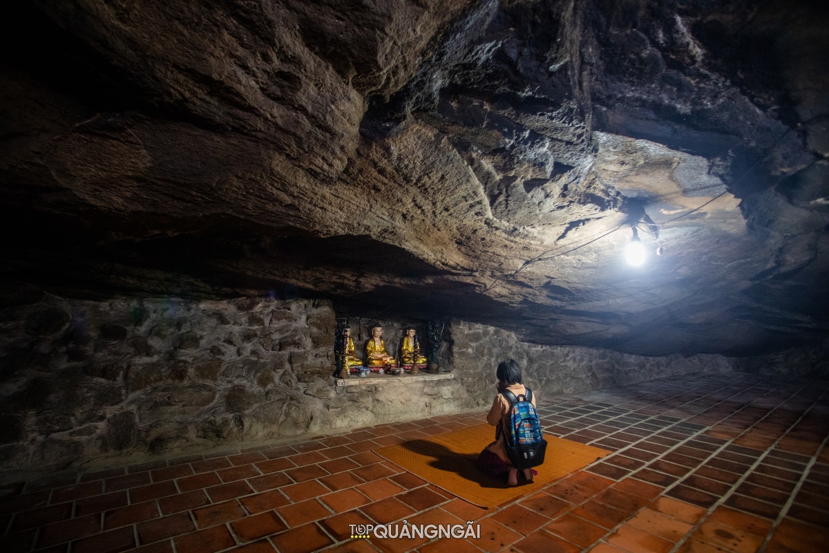 Khám phá Chùa Hang - Ngôi chùa 400 năm tuổi nằm trong hang núi lửa