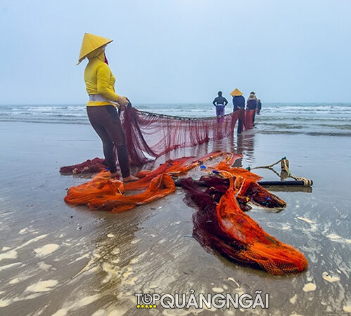 Nghề kéo lưới rùng Quảng Ngãi trên bãi biển Mỹ Khê
