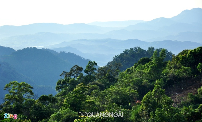 Vẻ đẹp hoang sơ ở dãy núi cao nhất Quảng Ngãi