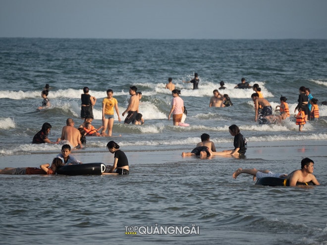 Bãi biển Mỹ Khê Quảng Ngãi thơ mộng trong buổi bình minh Bãi biển Mỹ Khê Quảng Ngãi thơ mộng trong buổi bình minh