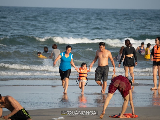 Bãi biển Mỹ Khê Quảng Ngãi thơ mộng trong buổi bình minh Bãi biển Mỹ Khê Quảng Ngãi thơ mộng trong buổi bình minh