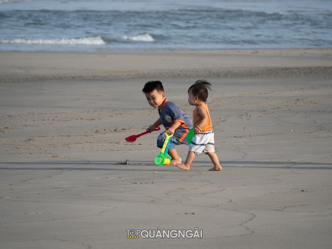 Bãi biển Mỹ Khê Quảng Ngãi thơ mộng trong buổi bình minh Bãi biển Mỹ Khê Quảng Ngãi thơ mộng trong buổi bình minh