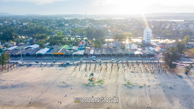 Bãi biển Mỹ Khê Quảng Ngãi thơ mộng trong buổi bình minh Bãi biển Mỹ Khê Quảng Ngãi thơ mộng trong buổi bình minh
