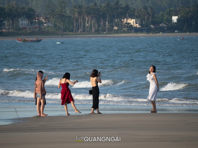 Bãi biển Mỹ Khê Quảng Ngãi thơ mộng trong buổi bình minh Bãi biển Mỹ Khê Quảng Ngãi thơ mộng trong buổi bình minh