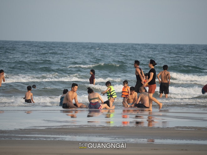 Bãi biển Mỹ Khê Quảng Ngãi thơ mộng trong buổi bình minh Bãi biển Mỹ Khê Quảng Ngãi thơ mộng trong buổi bình minh