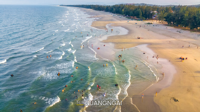 Bãi biển Mỹ Khê Quảng Ngãi thơ mộng trong buổi bình minh Bãi biển Mỹ Khê Quảng Ngãi thơ mộng trong buổi bình minh