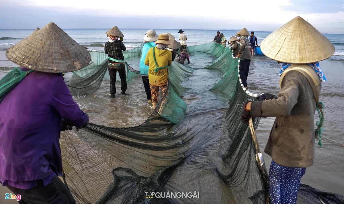 Nghề kéo lưới rùng Quảng Ngãi trên bãi biển Mỹ Khê