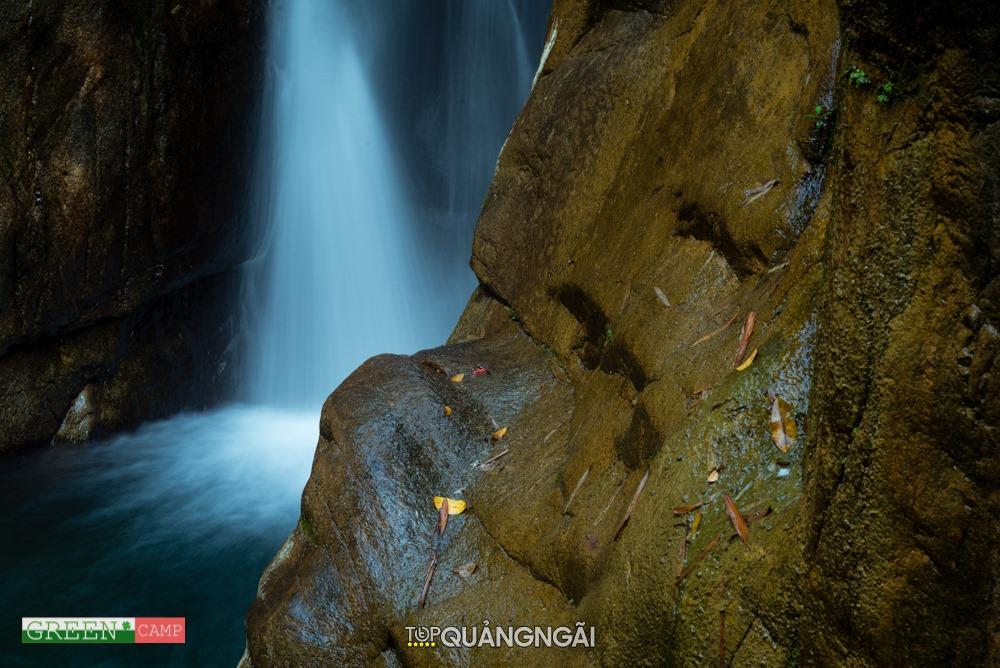 Vẻ đẹp hùng vĩ của thác Lũng Ồ - Quảng Ngãi vào ngày hè