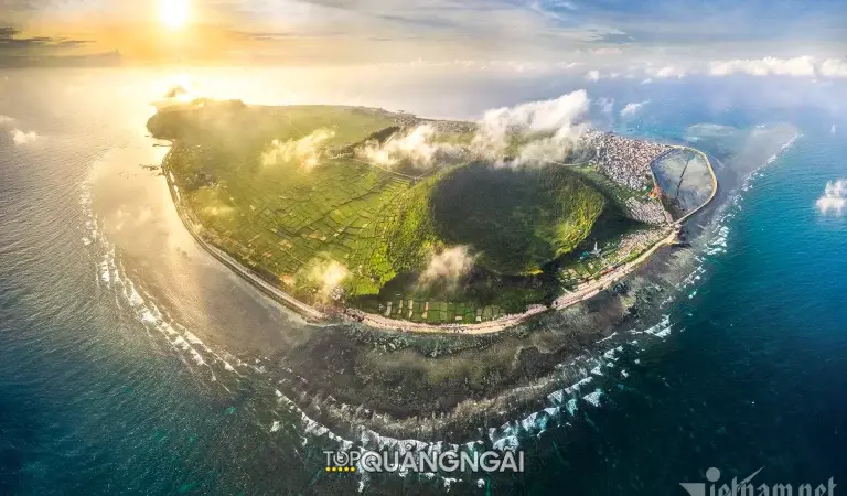 Núi lửa triệu năm tuổi trên đảo Lý Sơn nhìn từ trên cao