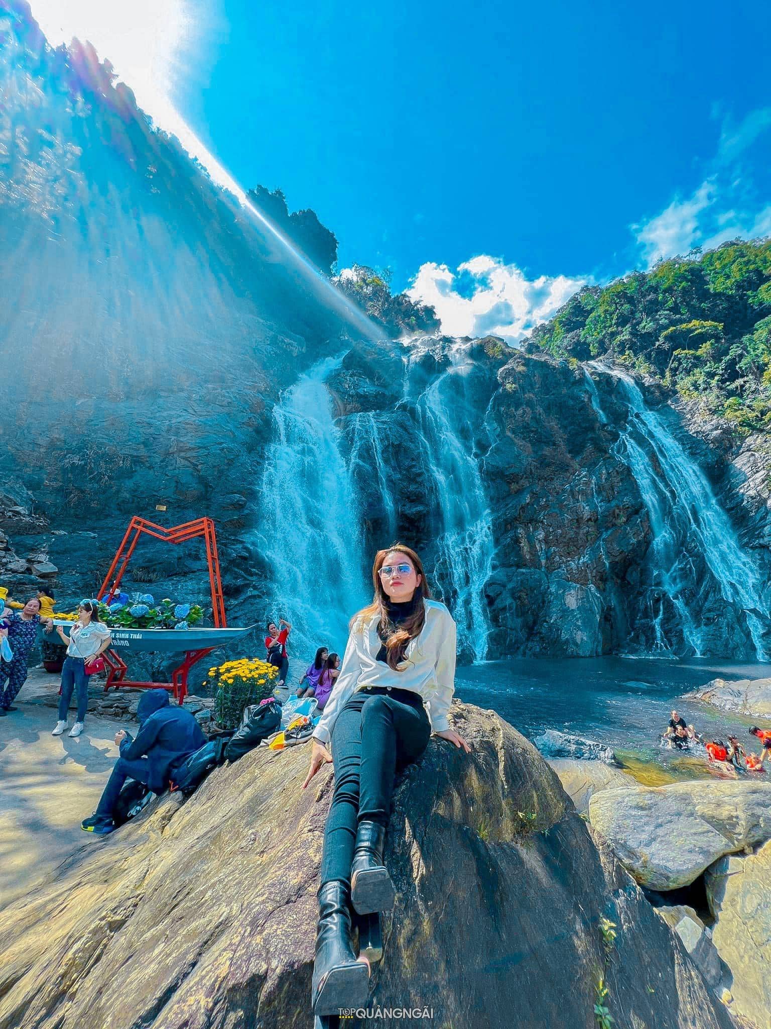 Vẻ đẹp tuyệt vời của Thác Trắng - Minh Long ở Quảng Ngãi Vẻ đẹp tuyệt vời của Thác Trắng - Minh Long ở Quảng Ngãi